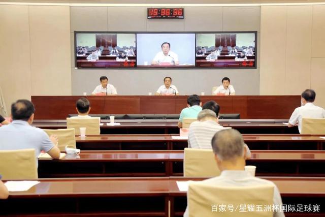 武汉芭莎之夜红毯：李一桐惊艳反差，娜扎造型尴尬，戚薇挑战极限
